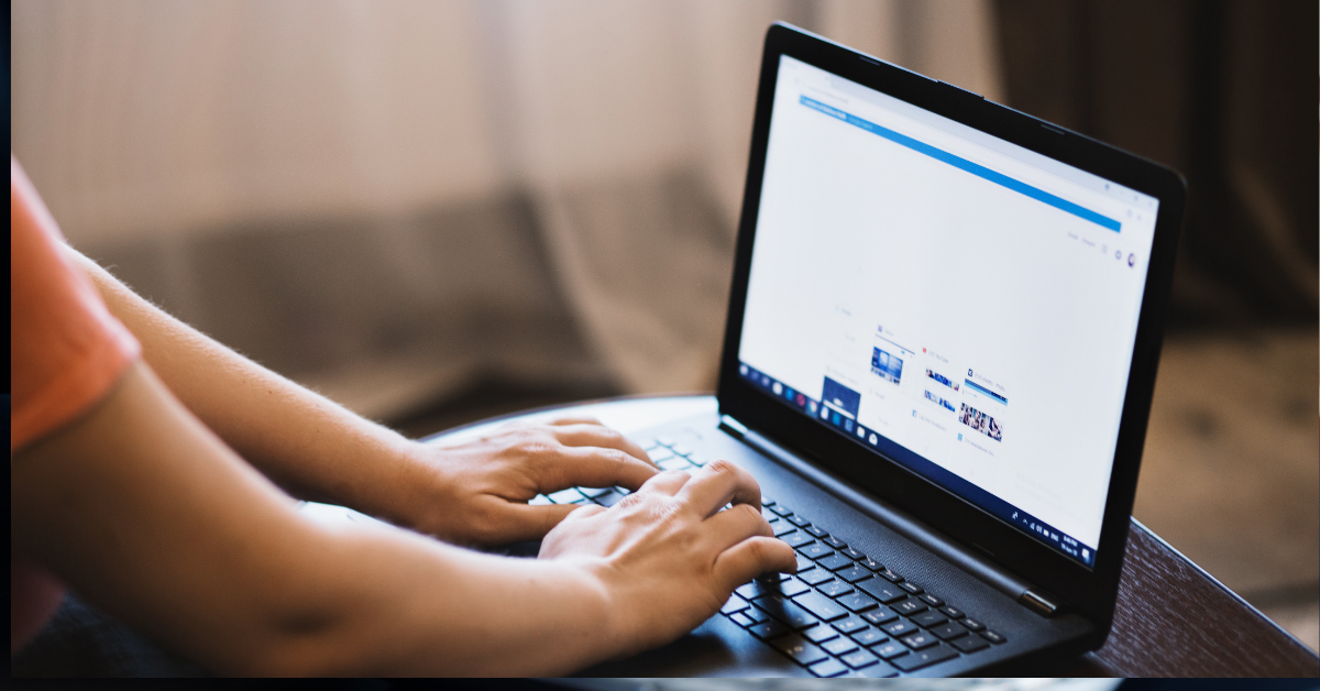 a person searching on google doing online estimates